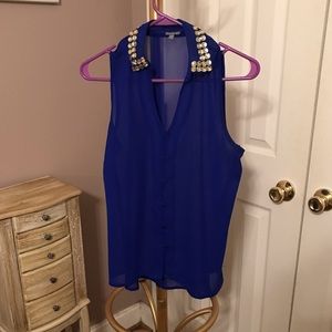 Rhinestone collar sleeveless blouse